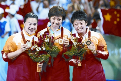 北京奥运会乒乓球女单冠军争夺战中,世界排名第一的张怡宁在先失一局