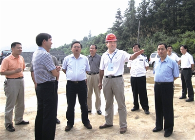 怀化市市长易鹏飞(左三)深入高速公路施工现场调研.