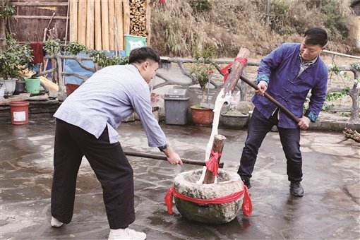 2月3日,在湖南省湘西土家族苗族自治州花垣县十八洞村,村民在打糍粑