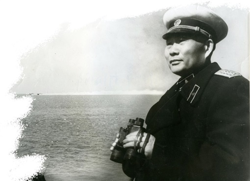 他是湘江边的“旱鸭子”，不会游泳、还晕船……但守护了“蓝色国土”