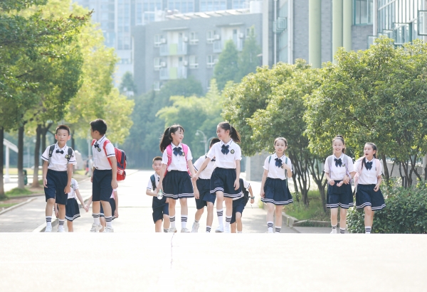 本文圖片由株洲市教育局提供株洲雅禮實驗學校的孩子們在新校園內玩耍